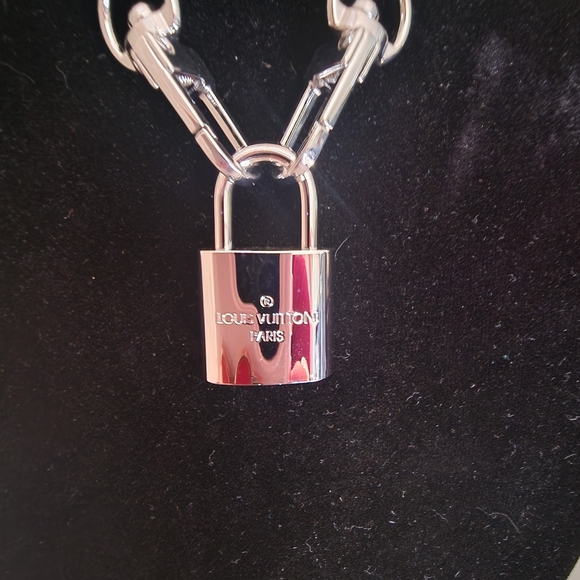 Authentic Silver Louis Vuitton lock and key - Picture 3 of 3